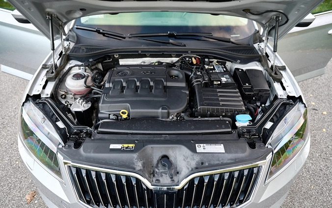 Skoda Superb cena 59900 przebieg: 240800, rok produkcji 2019 z Płock małe 781